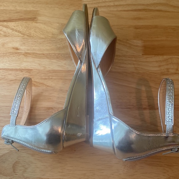 Badgley Mischka Ankle Strappy Wedge Silver Metallic Rhinestone Sandals - Picture 7 of 14